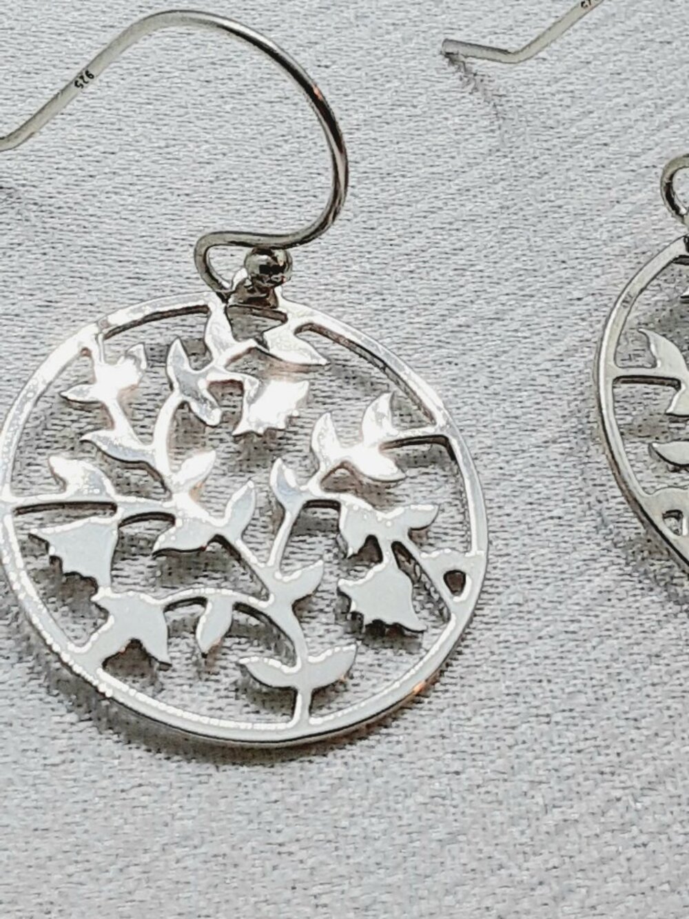 NEW Holly Yashi silver round cut-out earrings - Picture 4 of 12